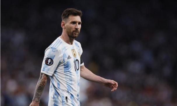 75岁刘晓庆被50后粉丝认出，她喊对方姥姥结果才74岁，同框像两代人